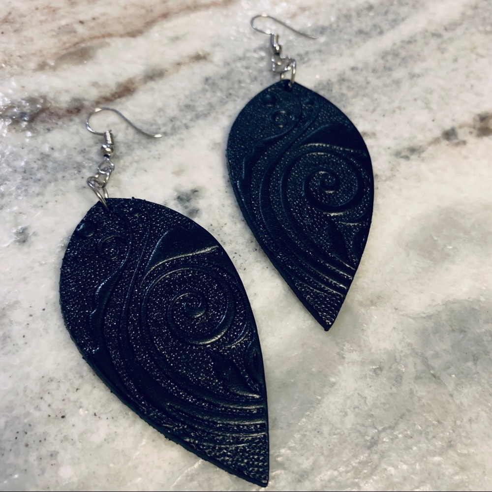 NWT Paparazzi Leaf Earrings